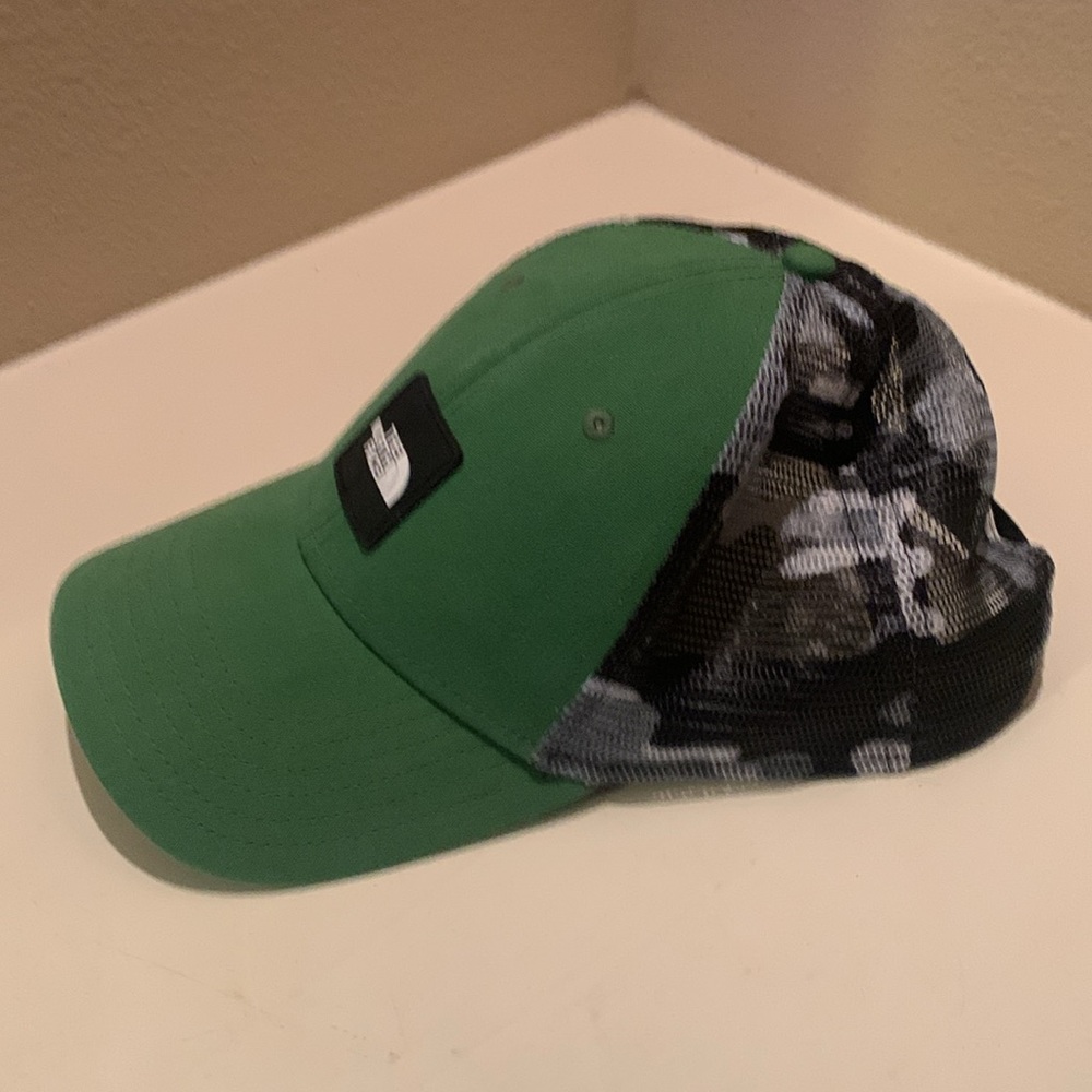 North face camouflage trucker hat - Picture 4 of 4
